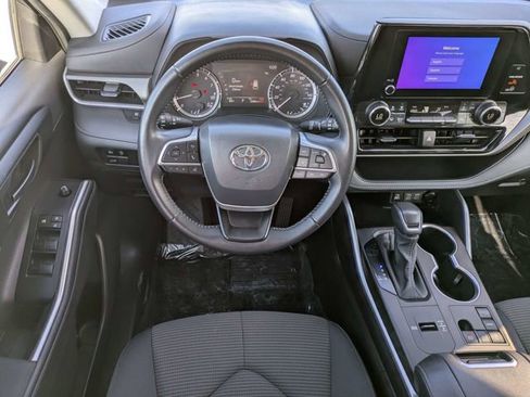 Used 2025 Toyota Highlander LE FWD image 14