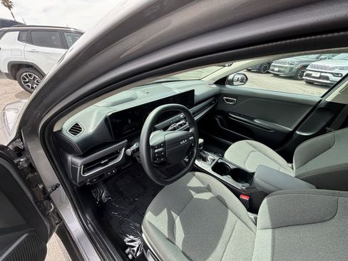 Used 2025 Kia K4 LXS image 36