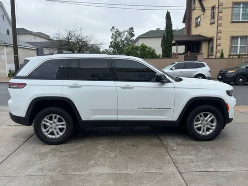 Used 2023 Jeep Grand Cherokee Laredo AWD/4WD image 4