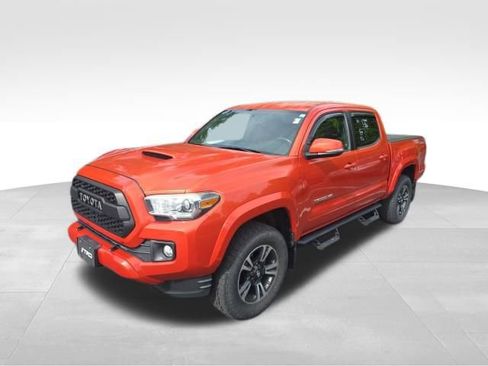 Used 2017 Toyota Tacoma TRD Sport w/ Tow Package (A/T) AWD/4WD image 2