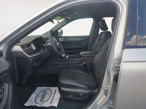 New 2025 Jeep Grand Cherokee L Laredo image 9