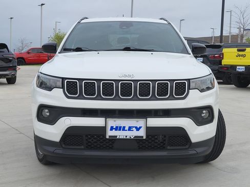 Used 2023 Jeep Compass Latitude w/ Convenience Group AWD/4WD image 2