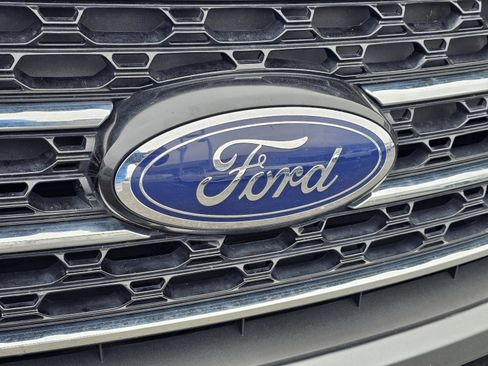 Used 2021 Ford Explorer XLT image 3