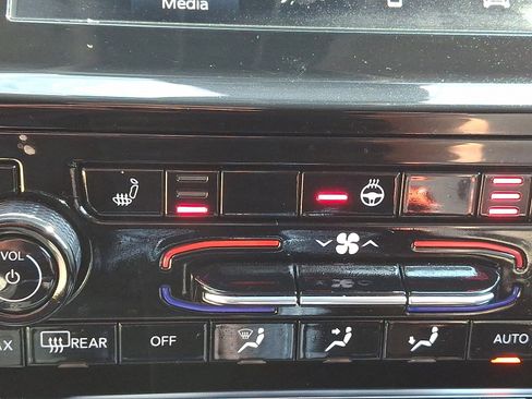 Used 2022 Jeep Grand Cherokee Laredo w/ Luxury Tech Group I image 23