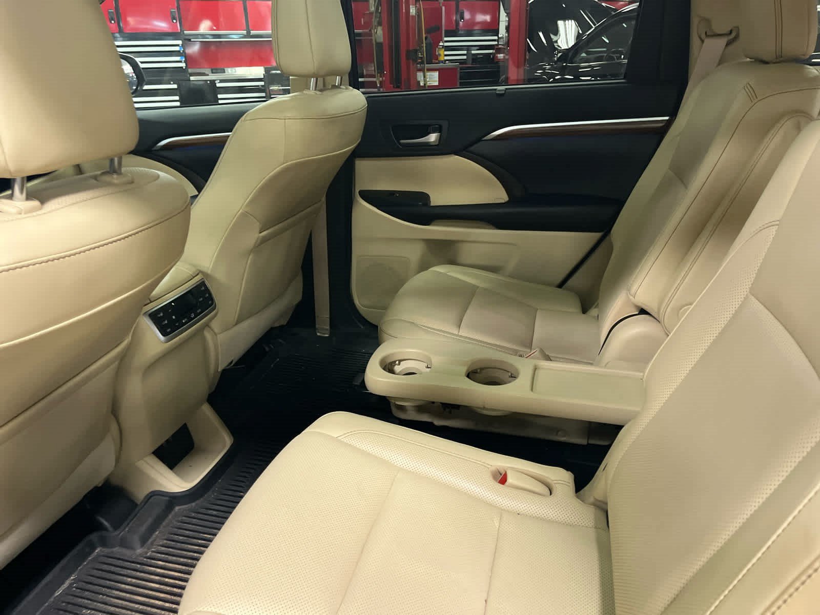 Used 2018 Toyota Highlander Limited Platinum AWD/4WD image 11