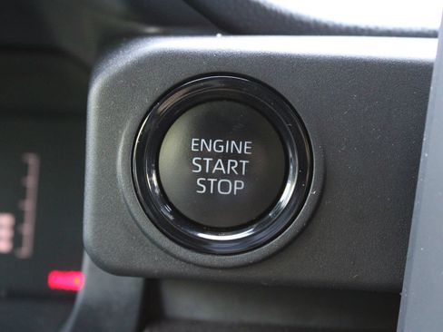 Used 2025 Toyota Tacoma SR5 AWD/4WD image 33