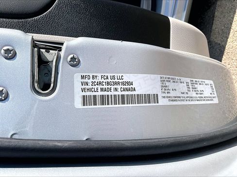 Used 2024 Chrysler Pacifica Touring-L FWD image 21