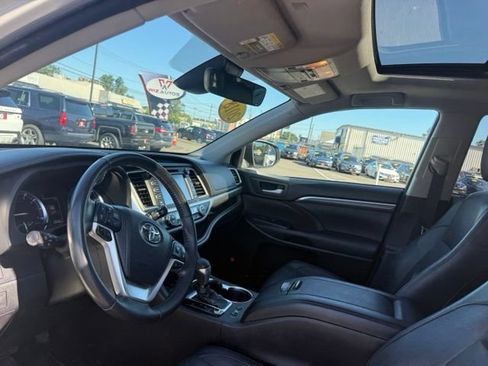 Used 2018 Toyota Highlander Limited AWD/4WD image 17