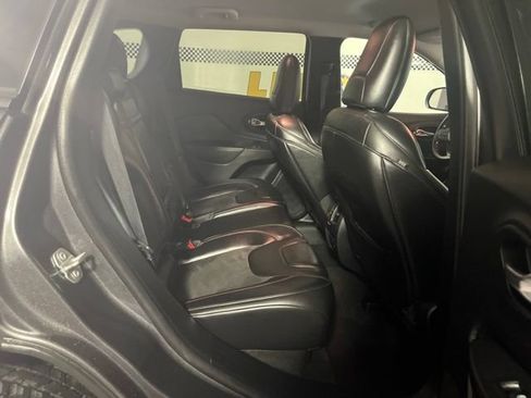 Used 2019 Jeep Cherokee Trailhawk w/ Comfort/Convenience Group AWD/4WD image 14