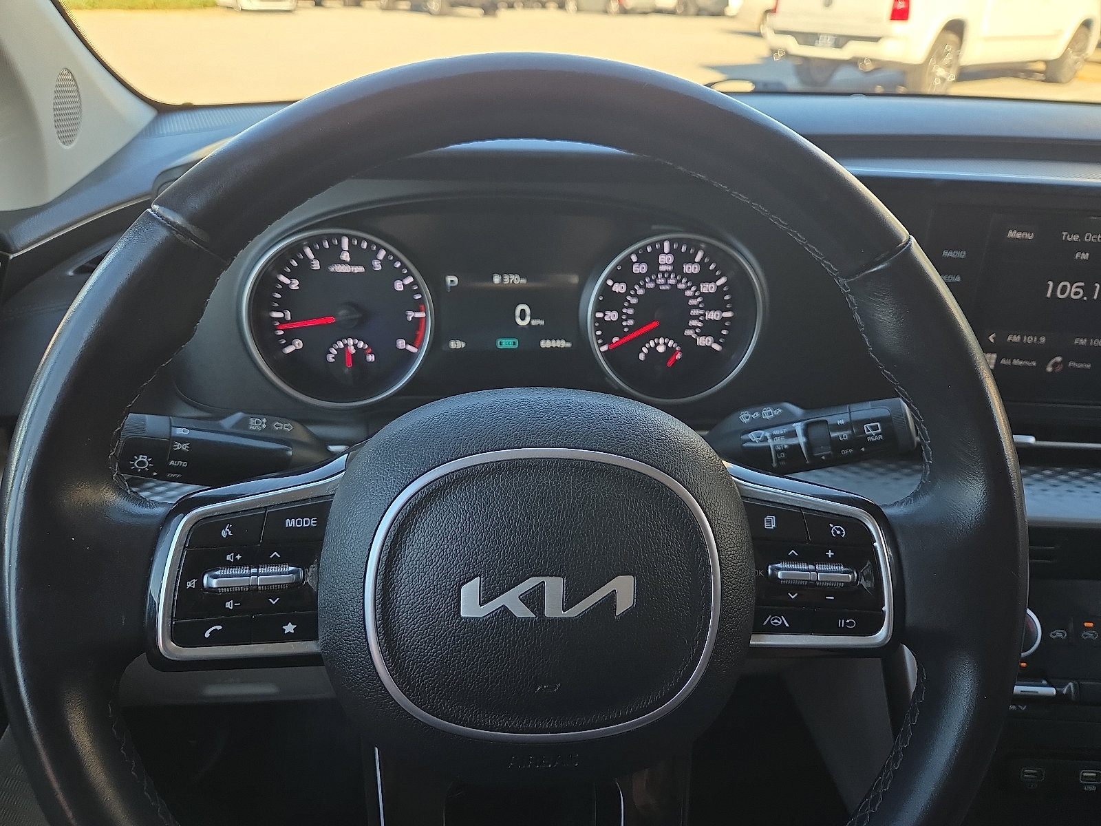 Used 2023 Kia Carnival LX FWD image 24