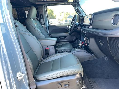 Used 2025 Jeep Gladiator Mojave AWD/4WD image 24
