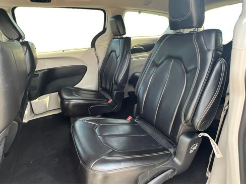 Used 2023 Chrysler Pacifica Touring-L FWD image 17