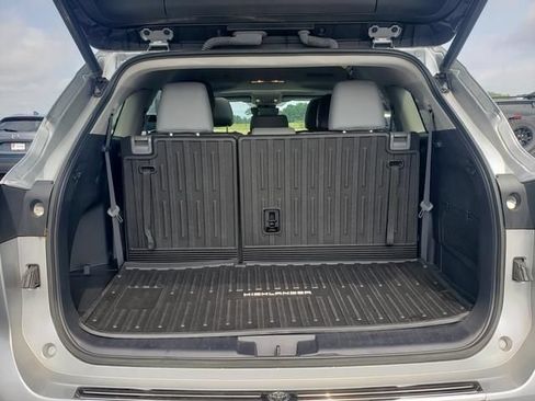 Used 2022 Toyota Highlander XLE AWD/4WD image 7