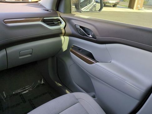 Used 2022 GMC Acadia SLE image 16