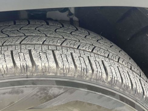 Used 2023 GMC Acadia SLT image 11