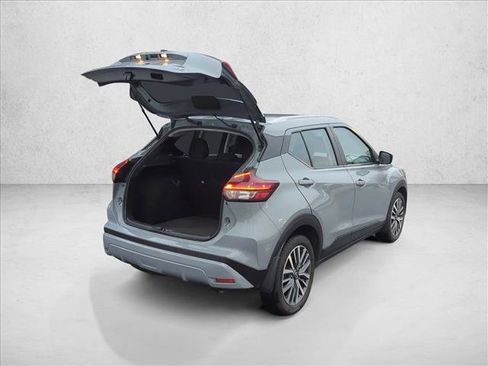Used 2023 Nissan Kicks SV image 5