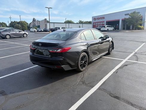 Used 2025 Toyota Camry SE w/ Convenience Package FWD image 6