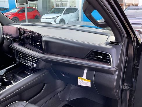 Certified 2025 Chevrolet Suburban Premier image 18