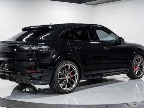 Used 2023 Porsche Cayenne GTS AWD/4WD image 3