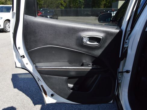 Used 2018 Jeep Compass Latitude FWD image 16