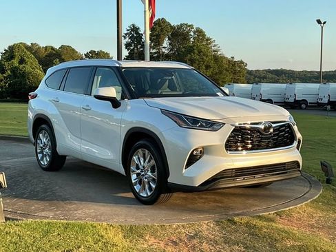 Used 2023 Toyota Highlander Limited FWD image 9