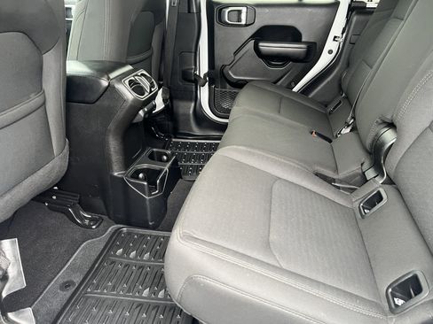 Used 2021 Jeep Gladiator Sport image 15