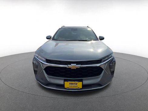 Used 2025 Chevrolet Trax LT FWD image 3