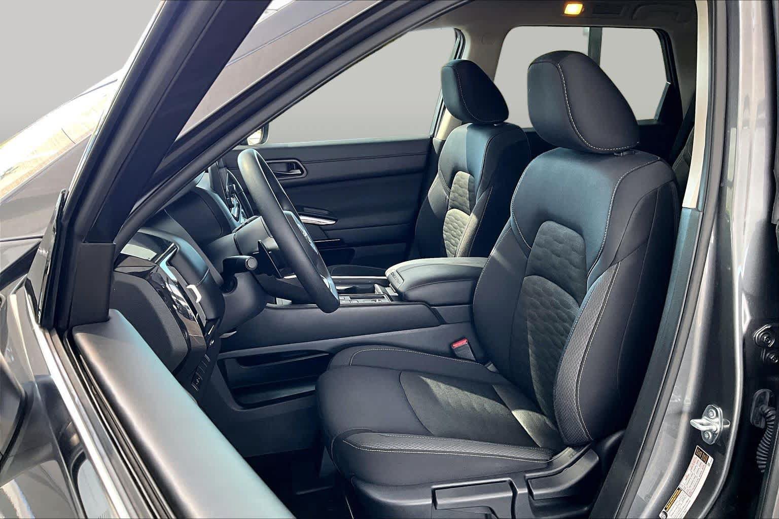 Certified 2025 Nissan Pathfinder S FWD image 8