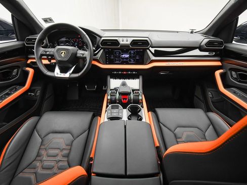 Used 2025 Lamborghini Urus SE image 14