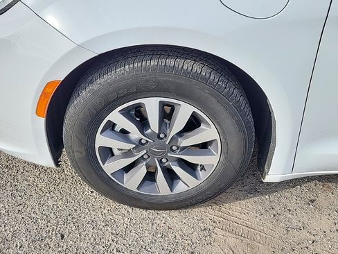 Used 2024 Chrysler Pacifica Select image 7