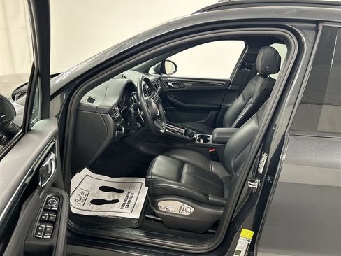 Certified 2025 Porsche Macan Base image 12