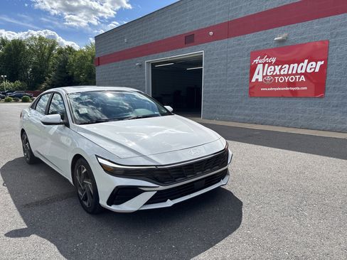 Used 2025 Hyundai Elantra SEL FWD image 1