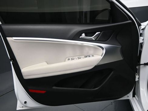 Used 2025 Genesis G70 2.5T RWD image 10