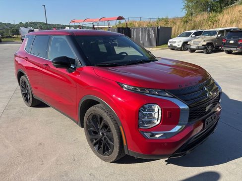 Used 2023 Mitsubishi Outlander SE Black Edition image 2