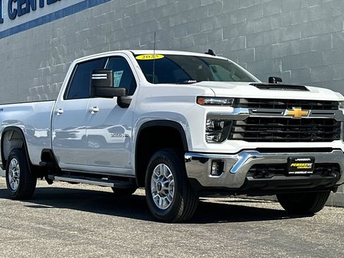 Used 2025 Chevrolet Silverado 2500 LT w/ Convenience Package AWD/4WD image 2