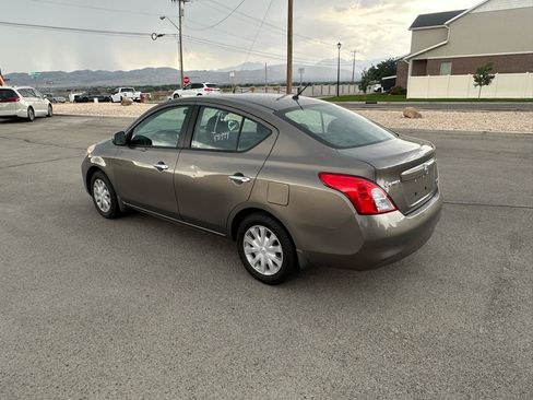 Used 2012 Nissan Versa SV FWD image 4