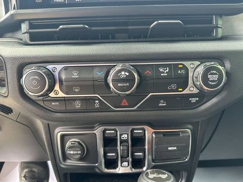 Used 2024 Jeep Wrangler Unlimited Sport AWD/4WD image 18