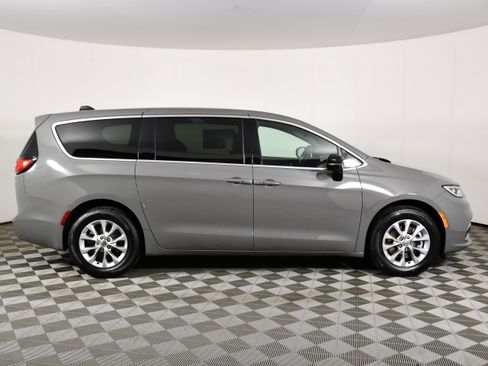 Used 2025 Chrysler Pacifica Select AWD/4WD image 5