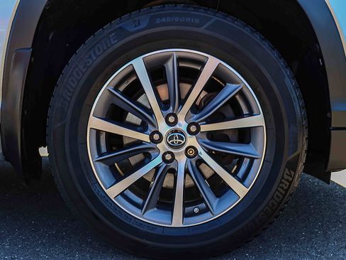 Used 2018 Toyota Highlander XLE AWD/4WD image 27