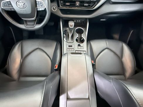 Used 2022 Toyota Highlander XLE AWD/4WD image 17