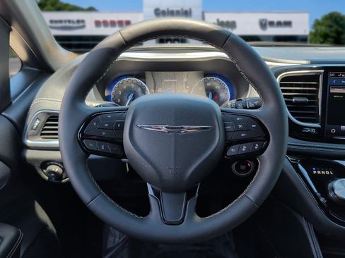 Used 2025 Chrysler Pacifica Limited FWD image 17
