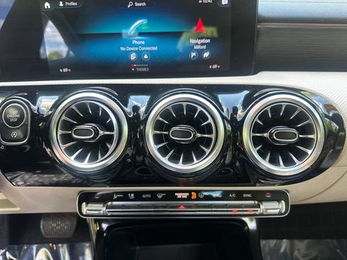 Used 2022 Mercedes-Benz CLA 250 4MATIC image 32