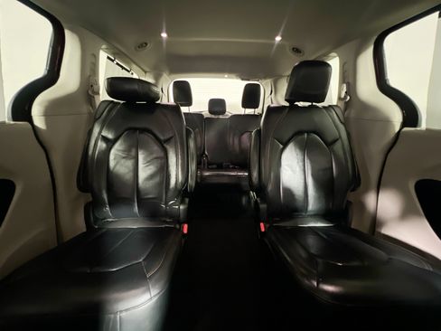 Used 2017 Chrysler Pacifica Touring-L FWD image 33