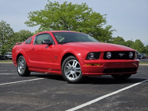 Used 2005 Ford Mustang GT RWD image 2