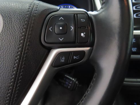 Used 2019 Toyota Highlander SE w/ Nightshade Edition FWD image 15