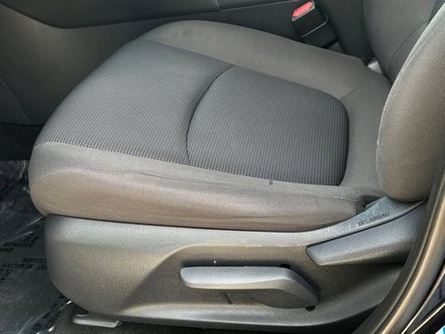 Used 2020 Toyota RAV4 LE AWD/4WD image 17