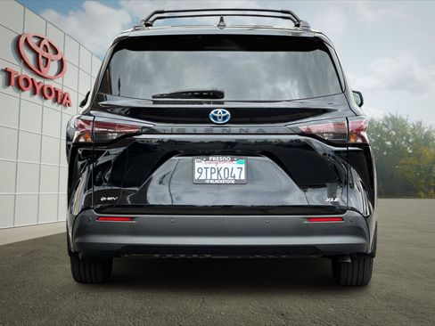 Certified 2025 Toyota Sienna XLE FWD image 4
