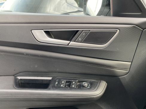 Used 2025 Volkswagen Atlas Cross Sport SEL R-Line image 15