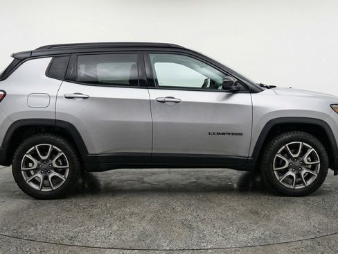 Used 2025 Jeep Compass Trailhawk AWD/4WD image 11