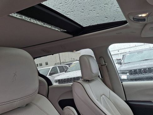 Used 2020 Chrysler Pacifica Limited image 13